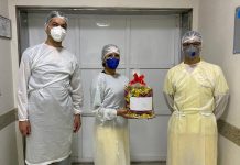 Grupo de amigos doa bombons para profissionais da linha de frente