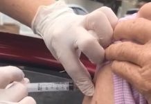 Técnica de enfermagem é demitida após fingir aplicar vacina da Covid em idoso em Votuporanga