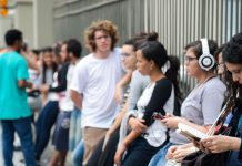 Perda de audição pode começar na juventude, dizem especialistas