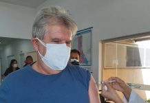 Prefeito Jorge Seba recebe primeira dose da vacina contra a Covid-19