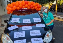 Professora enfeita carro com bexigas e frases de agradecimento para receber vacina contra Covid: ‘Comemorar a vida’