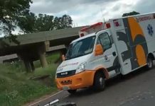 Acidente entre moto e caminhão mata mulher em Catanduva
