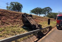 Motorista perde controle da direção e capota carro em rodovia de Fernandópolis