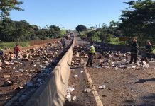Caminhão de bebidas tomba e interdita Rodovia Euclides da Cunha
