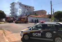 Bombeiros são acionados para controlar incêndio dentro de casa em Santa Fé do Sul