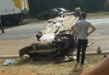 Carro capota na BR-153 e deixa duas pessoas feridas
