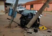 Carro é abandonado após motorista bater em poste de energia em Rio Preto