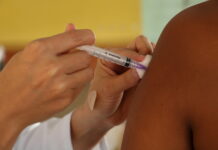 Prefeitura fará novo plantão para vacinar profissionais da saúde que ainda não foram imunizados