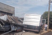Caminhão desgovernado invade casas em bairro de Rio Preto