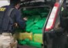 Motorista tenta passar por policiais com carro lotado de tijolos de maconha em Rio Preto