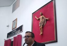 Cabo Abdala leva pizzas para tribuna da Câmara