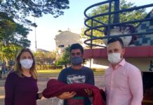 Secretaria de Direitos Humanos e Fundo Social entregam cobertores novos para pessoas em situação de rua