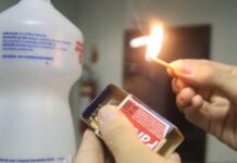 Morre menina de 2 anos que sofreu queimaduras após irmão derrubar galão de álcool ao acender churrasqueira