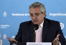 Presidente argentino diz que brasileiros saíram da selva e seus compatriotas vieram de barco da Europa