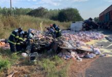 Caminhão com cestas básicas tomba em rodovia e cai em cima de carro; três pessoas morreram