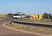 Carro-forte tomba após acidente com ambulância em rodovia de Nova Granada