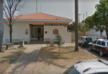 Mãe de recém-nascido encontrado morto em caixa de papelão provocou aborto e fez o próprio parto, diz polícia