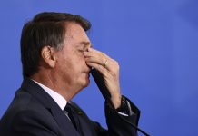 Bolsonaro diz que Barroso e Moraes extrapolam limites constitucionais e que pedirá abertura de processo ao Senado