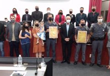 Policiais militares que salvaram bebê engasgada recebem homenagem na Câmara