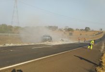 Homens ficam feridos após caminhão tombar entre Valentim Gentil e Meridiano