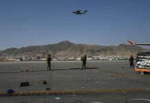 Com capacidade para 100 passageiros, avião militar dos EUA decolou com 640 durante caos no aeroporto de Cabul