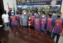 Prefeito recebe atletas do futsal sub-14 e incentiva prática esportiva para formação de jovens