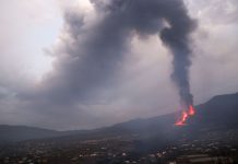 Nove dias após erupção, lava de vulcão Cumbre Vieja chega ao oceano