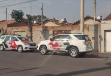 Polícia encontra homem morto dentro de casa com tiro na cabeça após vizinhos sentirem mau cheiro