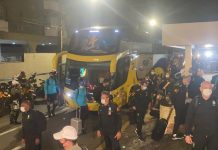 Seleção brasileira chega a Recife para enfrentar o Peru e tem recepção calorosa em hotel