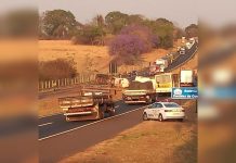 Caminhão-tanque carregado com óleo diesel tomba em rodovia de Santa Salete