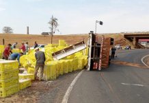 Caminhão tomba na Péricles Bellini em Votuporanga