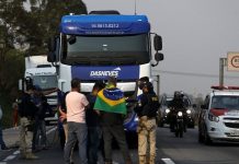Caminhoneiros protestam em 14 estados e bloqueiam 5 rodovias