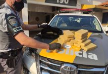Passageiro de ônibus é preso por tráfico internacional de drogas após ser flagrado com pasta base de cocaína