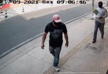 Ladrões usam buquê de flores para disfarçar assalto a joalheria e fogem com R$ 23 mil em mercadorias