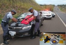 Fiscalização encontra joias de ouro avaliadas em quase R$ 600 mil e pistola com munições em compartimento secreto de carro
