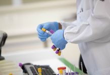 Dose de reforço para todos requer mais dados, diz infectologista