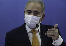 Ministro da Saúde afirma que continua no cargo