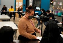 Professores reclamam do uso de máscara N95 durante as aulas