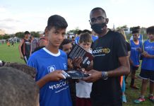 Empresário Marcos Tito entrega bolas de futebol, uniformes e livros para crianças