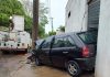 Motorista perde controle de carro, bate em poste e invade salão em Jales