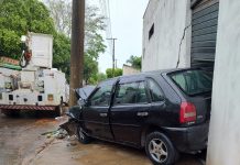 Motorista perde controle de carro, bate em poste e invade salão em Jales