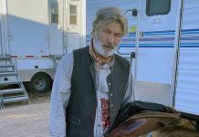 Alec Baldwin mata diretora de fotografia com arma cenográfica durante gravações do filme ‘Rust’