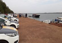 Corpo achado no rio Tietê é de suspeito de assalto que caiu com carro em balsa durante perseguição, diz polícia