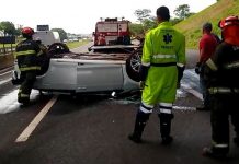 Carro cai de viaduto da BR-153 e para de ponta-cabeça na Rodovia Washington Luís em Rio Preto