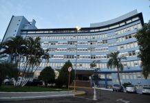 Idoso é agredido com barra de ferro pelo filho durante briga por cacos de vidros espalhados em quintal