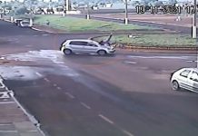 Ciclista é atropelada por carro em rotatória de avenida em Icém