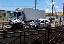 Caminhão desgovernado bate e prensa veículos em grade de avenida em Catanduva
