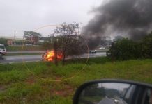 Kombi pega fogo na rodovia Washington Luís, em Rio Preto