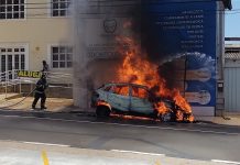 Carro pega fogo e mobiliza bombeiros em Rio Preto