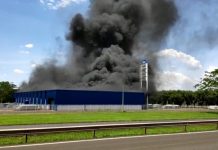 Incêndio atinge fábrica de piscinas às margens de rodovia em Uchoa